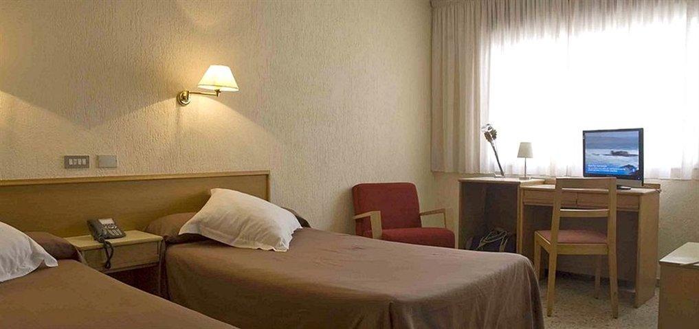 Hotel Leuka Аликанте Стая снимка